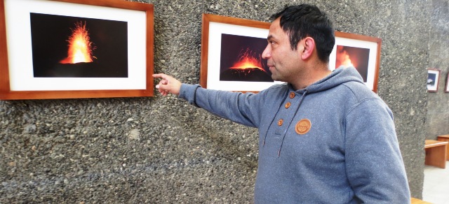 Exposición fotográfica muestra el esplendor del volcán Villarrica 1 El fotógrafo villarricense Andrés carmona invita a la comunidad a apreciar su trabajo. (RIV)