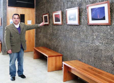 Exposición fotográfica muestra el esplendor del volcán Villarrica 3 Los visitantes quedan admirados por el bello trabajo de Andrés Carmona.