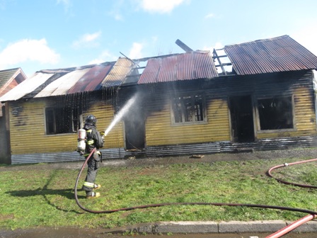 Dos adultos mayores alcanzaron a escapar con vida de violento incendio que destruyó vivienda 4 portada 1
