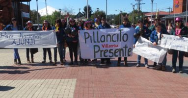 Tías del Jardín Pillancito se manifiestan en pleno centro de Villarrica