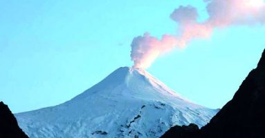 Un sismo y dos explosiones de ceniza registró el volcán Villarrica