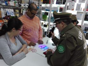 En Villarrica el Labocar de Carabineros advierte cómo identificar billetes falsos - Red Informativa