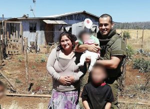 Carabineros reciben el cariño de la familia de una bebé que salvaron de morir asfixiada - Red Informativa