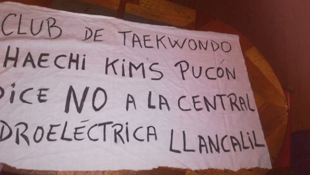 Pucón marcha en rechazo al proyecto de central hidroeléctrica Llancalil 2 Pucón marcha en rechazo al proyecto de central hidroeléctrica Llancalil - Red Informativa