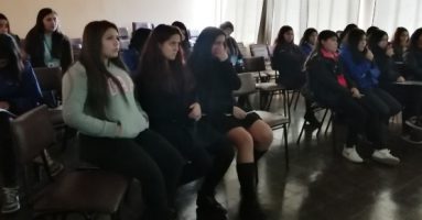 «Prevención de la Violencia en el Pololeo» es la campaña que realiza el Centro de la Mujer Villarrica