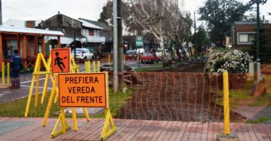 Municipio de Villarrica ejecuta obras de reparación de aceras en el radio urbano de la comuna