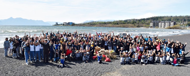 Alumnos de diferentes escuelas realizan operativo de aseo en Playa Pucara de Villarrica 1 Alumnos de diferentes escuelas realizan operativo de aseo en Playa Pucara de Villarrica - Red Informativa