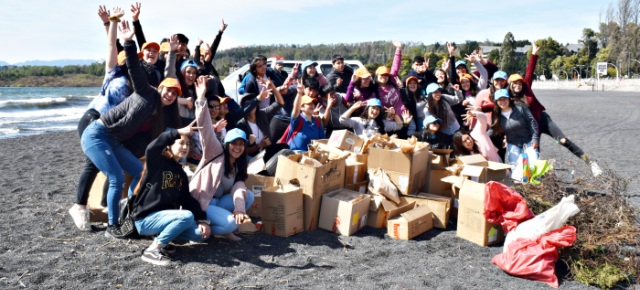 Alumnos de diferentes escuelas realizan operativo de aseo en Playa Pucara de Villarrica 2 Alumnos de diferentes escuelas realizan operativo de aseo en Playa Pucara de Villarrica - Red Informativa