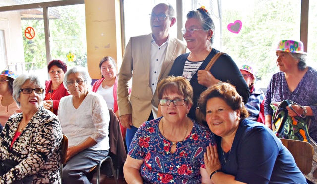 Adultos mayores de la comuna disfrutaron de entretenida jornada de esparcimiento: Programa de Salud Municipal organiza primer malón de los ´70 - Red Informativa