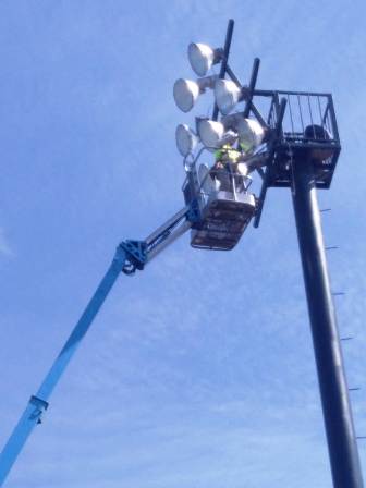 Pucón: Instalan nuevas torres de iluminación en Estadio Fiscal Osvaldo Muñoz Carrillo - Red Informativa