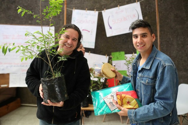 Estudiantes del Campus Villarrica UC invitan a trafkintu sustentable en el frontis municipal - Red Informativa