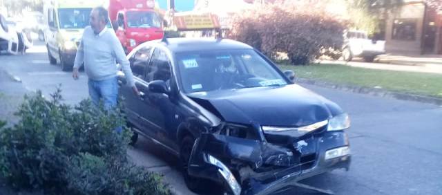Violenta colisión en pleno centro de Villarrica dejó una persona herida - Red Informativa