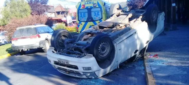 Violenta colisión en pleno centro de Villarrica dejó una persona herida - Red Informativa