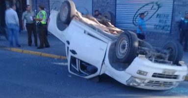 Violenta colisión en pleno centro de Villarrica dejó una persona herida