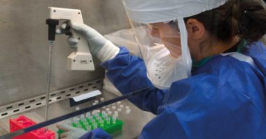 Joven solicita ayuda a la comunidad para colaborar con equipamiento de protección para el personal de salud de la zona