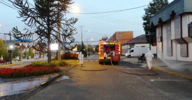 Municipalidad con apoyo de Bomberos sanitiza las principales calles de Villarrica