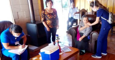 Equipos de Salud Municipal realiza vacunación en terreno