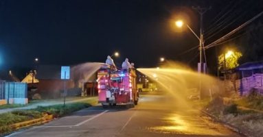 En Villarrica continúa la sanitización de calles de la comuna: Con el apoyo de Bomberos