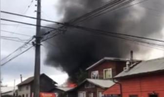 Un violento incendio destruyó al menos una vivienda en Villarrica
