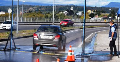 SalmonChile aporta con insumos en barrera sanitaria instalada en Villarrica
