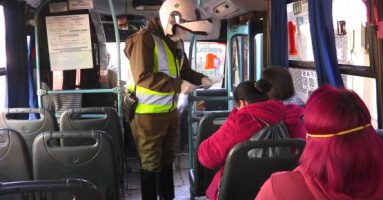 Carabineros fiscaliza el uso obligatorio de mascarillas en el transporte público y privado