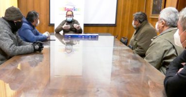 Municipalidad de Villarrica entrega insumos sanitarios a representantes de transporte público comunal