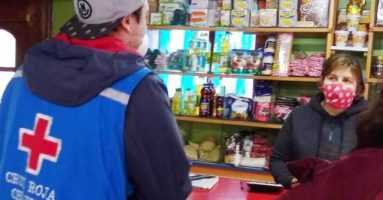 Voluntarios de la Cruz Roja de Villarrica instruyen a comerciantes y vecinos de la comuna