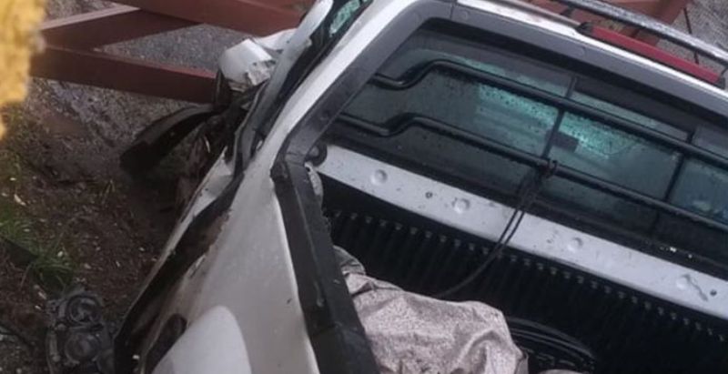 Una persona falleció al chocar camioneta con garita en Villarrica - Red Informativa