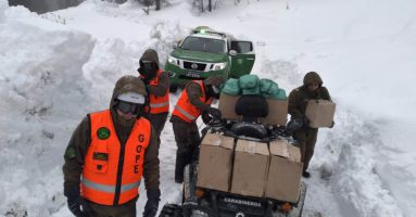 Carabineros traslada alimentos a familias aisladas por las intensas nevazones en Lonquimay