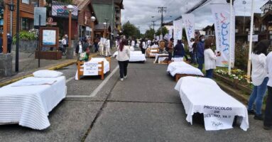 Unas tres mil personas participaron de la intervención urbana exigiendo protocolos de destino para Pucón