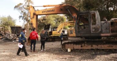 Queman dos camiones, dos retroexcavadoras, un cargador frontal y una cama baja