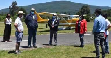 Alcalde Germán Vergara y Seremi de Salud entregan protocolo al aeródromo de Villarrica