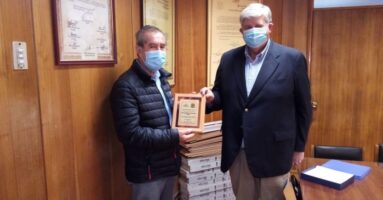 Un ejemplo a seguir: Humberto Sanhueza recibe reconocimiento por su honradez