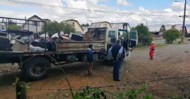 Municipalidad de Villarrica inicia en los barrios operativos de retiro de escombros