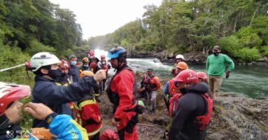 Bomberos de Pucón informó que con cámaras submarinas buscan a joven que cayó al río Trancura