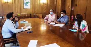 Alcalde busca en Santiago agilizar proyectos de viviendas para familias de Villarrica