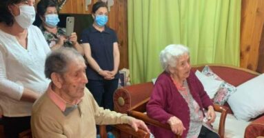Alcalde de Villarrica saluda a vecinos en Aniversario de matrimonio