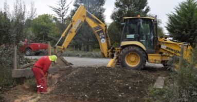 Municipalidad realiza limpieza de estero Cariluefu e instalación de alcantarilla en Cruce Isla