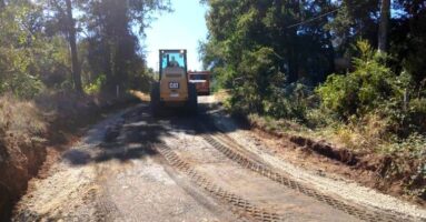 En Villa El Carmen personal municipal realiza mantención de camino interior para facilitar entrega de agua potable