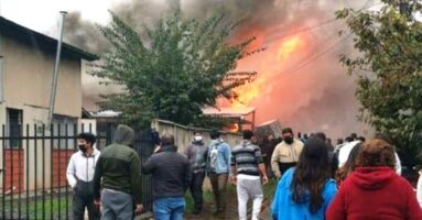Violento incendio afectó a dos viviendas en Villarrica