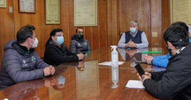 Alcalde de Villarrica se reúne con dirigentes y cuerpo técnico del Club Deportivo Pilmahue