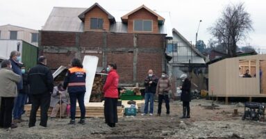 Alcalde, Gobernadora y Directora de Onemi, entregan viviendas de emergencias a familias afectadas por incendio
