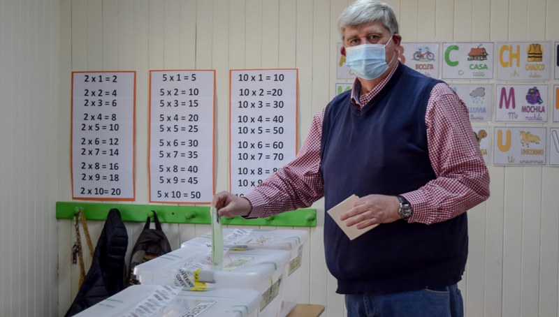 Alcalde Germán Vergara emitió su voto e hizo un llamado a la ciudadanía a participar del proceso democrático - Red Informativa