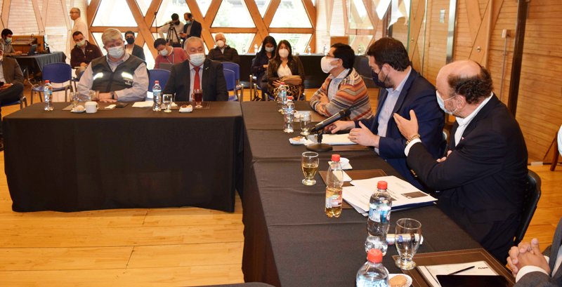 Alcaldes de la zona lacustre junto a gobernador regional se reúnen con ministro de Obras Públicas para conocer detalles de la factibilidad del proyecto doble vía - Red Informativa
