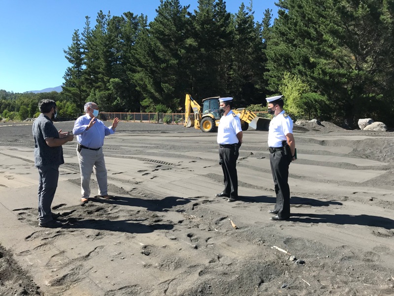 Maquinaria municipal despeja muro de arena creado para impedir el libre tránsito en playa de sector Correntoso - Red Informativa