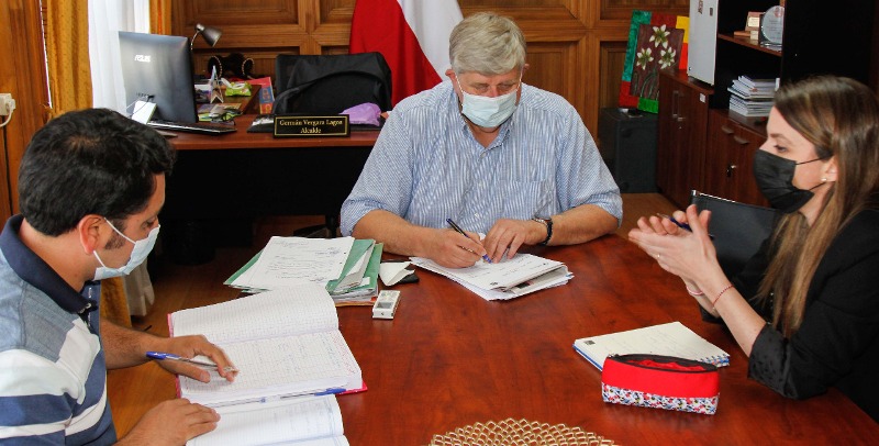 Seremi de Desarrollo Social y Familia sostiene reunión de trabajo con alcalde Vergara para analizar programas y proyectos en la comuna - Red Informativa