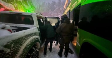 Equipos de emergencia socorrieron a pasajeros de buses que quedaron atrapados en ruta internacional en Curarrehue