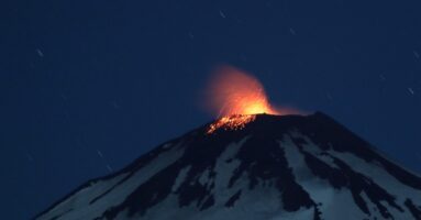 Sernageomin amplía perímetro en volcán Villarrica por incremento de actividad