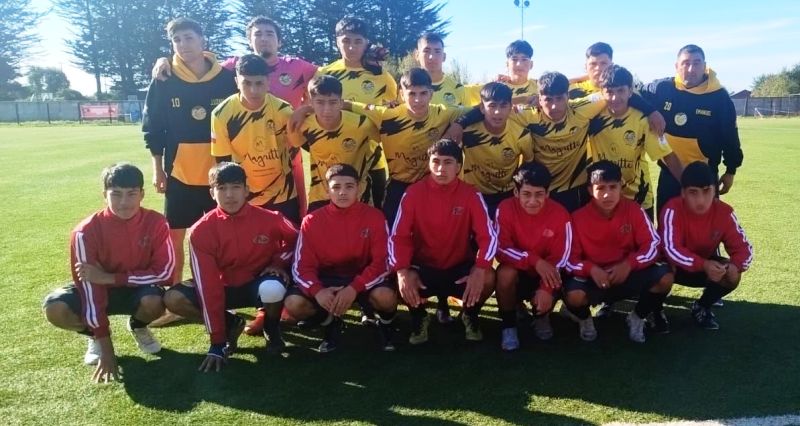 Monarcas del fútbol rural sub-17 de Villarrica lucieron enorme trofeo en el Municipio - Red Informativa