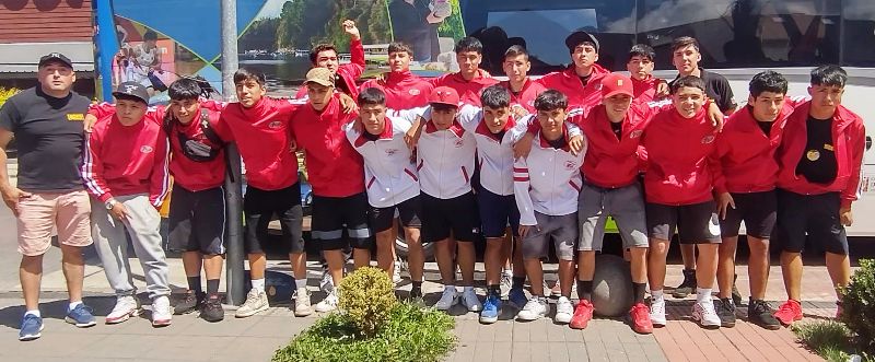 Monarcas del fútbol rural sub-17 de Villarrica lucieron enorme trofeo en el Municipio - Red Informativa
